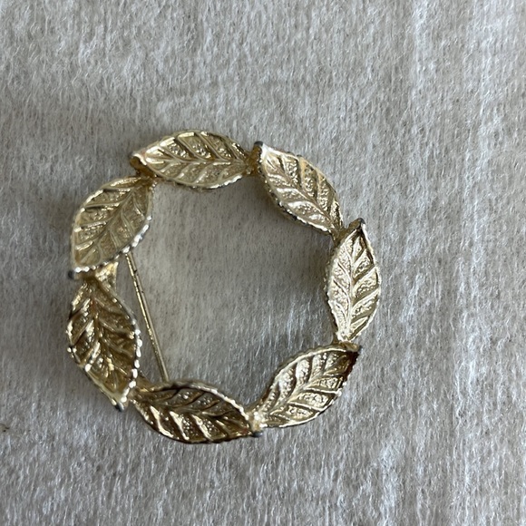 GERRY’S Gold tone Leaf Circle Pin, Brooch, Vintage with C clasp Euc - Picture 2 of 2